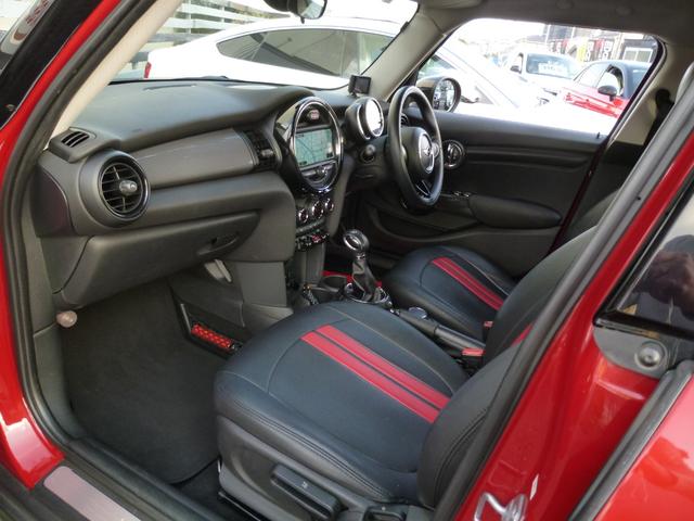 ＭＩＮＩ クーパー　正規Ｄ車　純正ナビ　フルセグＴＶ　Ｂカメラ　ペッパーＰＫＧ　革調シートカバー　ＥＴＣ　ドラレコ　Ｂｌｕｅｔｏｏｔｈオーディオ　オートＬＥＤヘッドライト　ＬＥＤディスプレイリングライト　ドライブモード（12枚目）