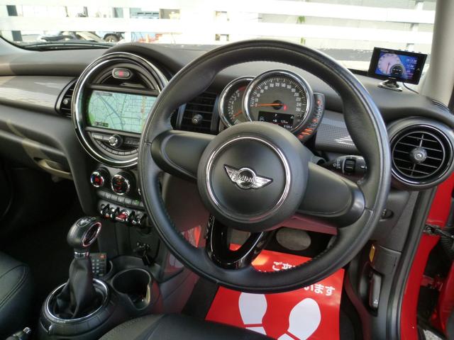 ＭＩＮＩ クーパー　正規Ｄ車　純正ナビ　フルセグＴＶ　Ｂカメラ　ペッパーＰＫＧ　革調シートカバー　ＥＴＣ　ドラレコ　Ｂｌｕｅｔｏｏｔｈオーディオ　オートＬＥＤヘッドライト　ＬＥＤディスプレイリングライト　ドライブモード（16枚目）