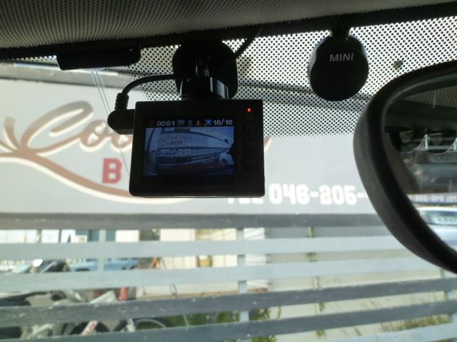 ＭＩＮＩ クーパー　正規Ｄ車　純正ナビ　フルセグＴＶ　Ｂカメラ　ペッパーＰＫＧ　革調シートカバー　ＥＴＣ　ドラレコ　Ｂｌｕｅｔｏｏｔｈオーディオ　オートＬＥＤヘッドライト　ＬＥＤディスプレイリングライト　ドライブモード（23枚目）