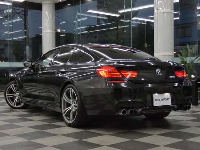 Ｍ６ グランクーペ　カーボンルーフ　シルバーストーン革　Ｓヒーター　カーボンインテリア　純正ＨＤＤナビ地デジ　Ｂカメラ＆ＰＤＣ　ＨＵＤ＆インテリジェントＳ　ソフトクローズＤ　ＬＥＤヘッドライト　青キャリパー　専用２０ＡＷ（2枚目）