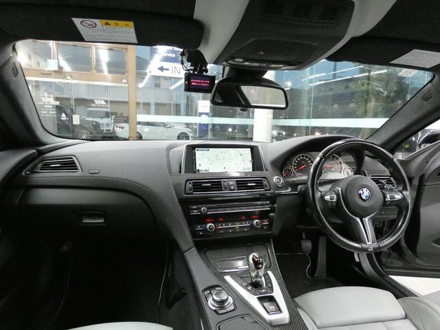 Ｍ６ グランクーペ　カーボンルーフ　シルバーストーン革　Ｓヒーター　カーボンインテリア　純正ＨＤＤナビ地デジ　Ｂカメラ＆ＰＤＣ　ＨＵＤ＆インテリジェントＳ　ソフトクローズＤ　ＬＥＤヘッドライト　青キャリパー　専用２０ＡＷ（3枚目）