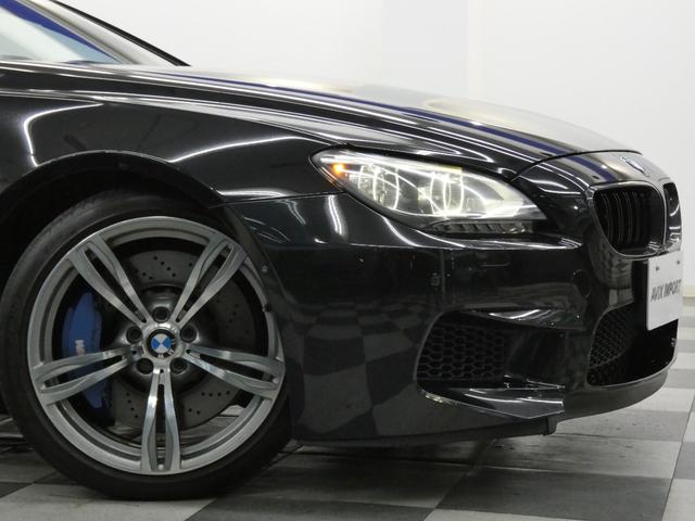 Ｍ６ グランクーペ　カーボンルーフ　シルバーストーン革　Ｓヒーター　カーボンインテリア　純正ＨＤＤナビ地デジ　Ｂカメラ＆ＰＤＣ　ＨＵＤ＆インテリジェントＳ　ソフトクローズＤ　ＬＥＤヘッドライト　青キャリパー　専用２０ＡＷ（5枚目）