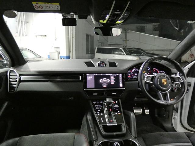 カイエン ＧＴＳ　Ｖ８ツインターボ　スポクロ　パノラマＲ　黒半革　メモリー付Ｐシート　Ｓヒーター　４ゾーンＡＣ　ＰＣＭナビ　全周Ｃ＆ＰＡＳ　ＡＣＣ＆ＬＣＡ　ティンテッドＬＥＤ　スポエグ　赤キャリパー　純正２１ＡＷ　禁煙（3枚目）