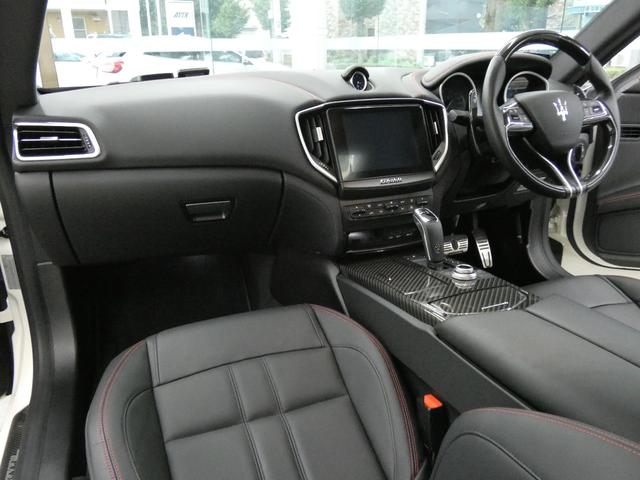 ギブリ グランスポーツ Nerissimo-PKG ガラスSR 黒革 シートヒーター インテリアカーボンP 純正ナビ DアシスタンスPKG ACC&BSA&LKA 電動トランク スカイフック 赤キャリパー 専用21AW(3枚目)