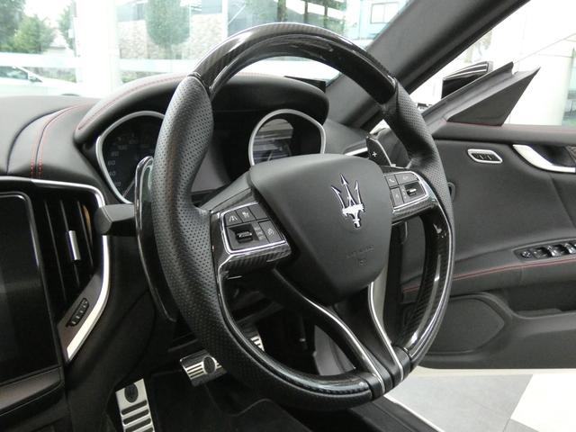 ギブリ グランスポーツ Nerissimo-PKG ガラスSR 黒革 シートヒーター インテリアカーボンP 純正ナビ DアシスタンスPKG ACC&BSA&LKA 電動トランク スカイフック 赤キャリパー 専用21AW(4枚目)