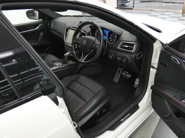 ギブリ グランスポーツ Nerissimo-PKG ガラスSR 黒革 シートヒーター インテリアカーボンP 純正ナビ DアシスタンスPKG ACC&BSA&LKA 電動トランク スカイフック 赤キャリパー 専用21AW(18枚目)