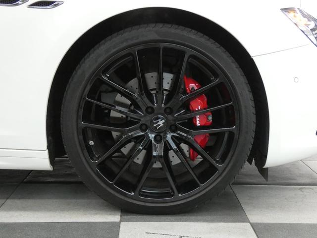 ギブリ グランスポーツ Nerissimo-PKG ガラスSR 黒革 シートヒーター インテリアカーボンP 純正ナビ DアシスタンスPKG ACC&BSA&LKA 電動トランク スカイフック 赤キャリパー 専用21AW(40枚目)