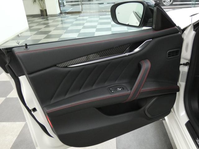 ギブリ グランスポーツ Nerissimo-PKG ガラスSR 黒革 シートヒーター インテリアカーボンP 純正ナビ DアシスタンスPKG ACC&BSA&LKA 電動トランク スカイフック 赤キャリパー 専用21AW(44枚目)