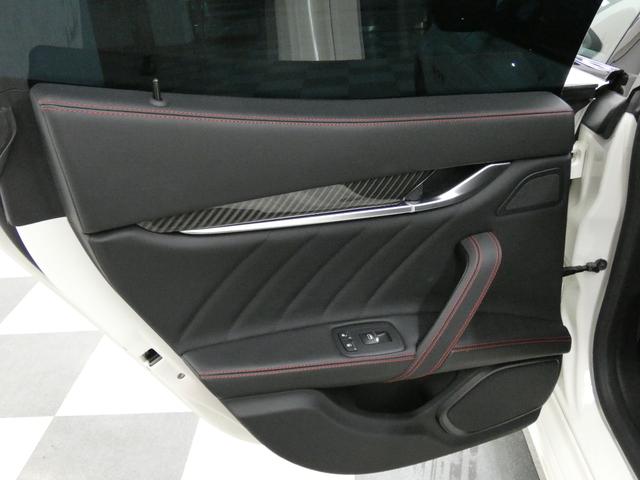 ギブリ グランスポーツ Nerissimo-PKG ガラスSR 黒革 シートヒーター インテリアカーボンP 純正ナビ DアシスタンスPKG ACC&BSA&LKA 電動トランク スカイフック 赤キャリパー 専用21AW(46枚目)