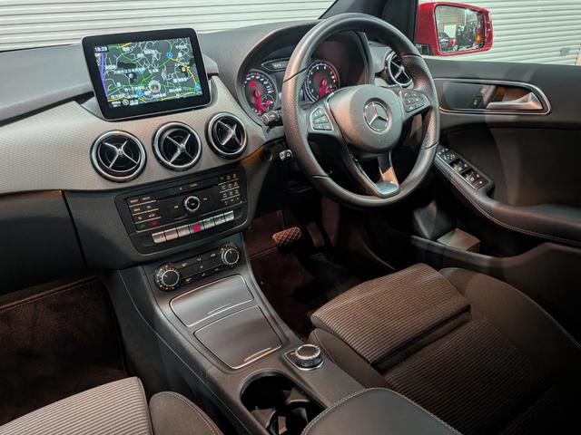 Ｂクラス Ｂ１８０　右Ｈ　正規Ｄ車　純正ＨＤＤナビ　ブラックインテリア　Ｓヒーター　地デジ　ＡｐｐｌｅＣａｒＰｌａｙ　キーレスゴー　Ｂカメラ＆ＰＴＳ　ＲＳＰ＆ベーシックＰ　ＡＣＣ　ＬＥＤヘッドライト　純正１６ＡＷ（3枚目）