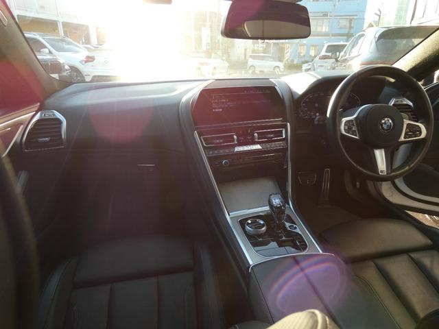 8シリーズ M850i xDrive グランクーペ Xdrive V8ツインターボ パノラマSR 黒革 Sヒーター&ベンチレーター 純正HDDナビ地デジ ハーマンカードン HUD Pアシストプラス&DアシストP ソフトクローズD OP20AW 禁煙(3枚目)