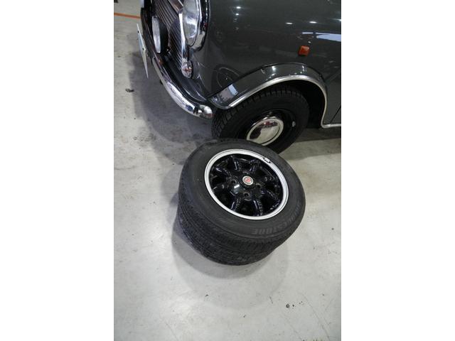 MINI クーパー ヘリテイジコレクション ユーコングレイ 4速MT レザーシート ウッドパネル 12インチAW 2灯フォグライト 社外キーレス ルーフラック(50枚目)