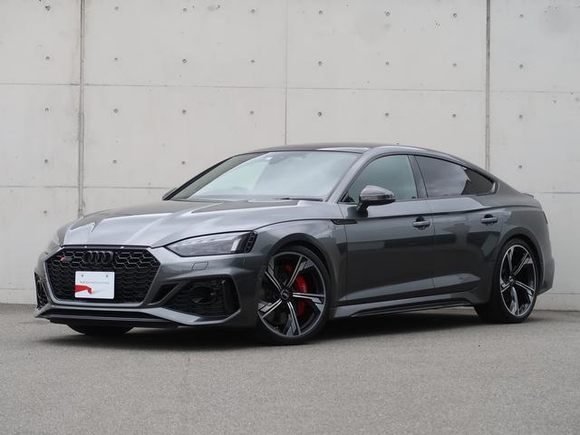 アウディ ＲＳ５スポーツバック ベースグレード　ＲＳスポーツエグゾーストシステムカーボンスタイリングＰブレーキキャリパーレッドパークアシストＰートヒーターデコラティブパネルカーボンパノラマサンルーフプライバシーガラスブラックＡｕｄｉｒｉｎｇｓＰ