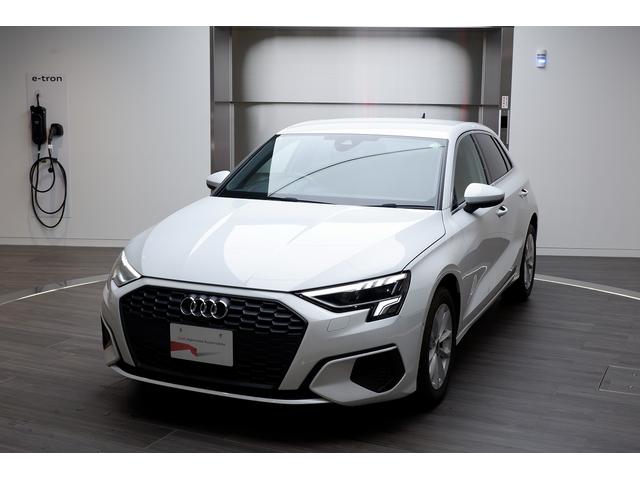 Ａ３(アウディ) スポーツバック３０ＴＦＳＩ　コンビニエンス＆アシスタンスパッケージ　ナビゲーションパッケージ　ＬＥＤリヤコンビネーションライトダイナミックターンインディケーター　可倒式リヤシート　グレイシアホワイト　メタリック 中古車画像