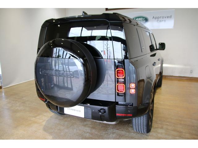 ディフェンダー １１０Ｘ－ダイナミックＨＳＥ　Ｄ３００　認定中古車　エアサス　ブラックパック　電動ステップ　ヘッドアップディスプレイ　ブラックホイール　プライバシーガラス　３ゾーンクライメートコントロール　イルミネーショントプレート　弊社販売ワンオーナー（7枚目）
