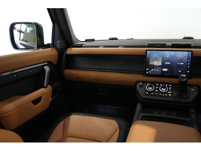 ディフェンダー １１０Ｘ－ダイナミックＨＳＥ　Ｄ３００　認定中古車　エアサス　ブラックパック　電動ステップ　ヘッドアップディスプレイ　ブラックホイール　プライバシーガラス　３ゾーンクライメートコントロール　イルミネーショントプレート　弊社販売ワンオーナー（12枚目）