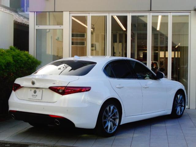 ジュリア スーパー　正規ディーラー車　弊社販売１オーナーユーザー様下取車両　前席ヒーター機能付キャメルレザーシート　純正ナビゲーション　ＴＶチューナー　バックカメラＥＴＣ　純正１８ＡＷ　パドルシフトＡＣＣ機能付（3枚目）