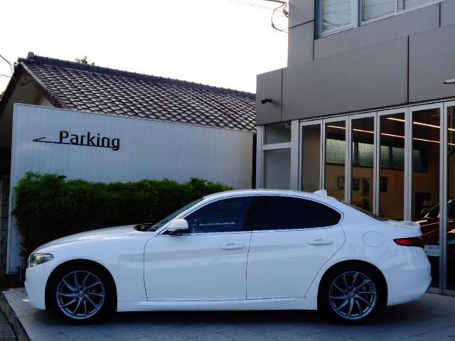 ジュリア スーパー　正規ディーラー車　弊社販売１オーナーユーザー様下取車両　前席ヒーター機能付キャメルレザーシート　純正ナビゲーション　ＴＶチューナー　バックカメラＥＴＣ　純正１８ＡＷ　パドルシフトＡＣＣ機能付（5枚目）