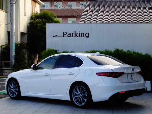 ジュリア スーパー　正規ディーラー車　弊社販売１オーナーユーザー様下取車両　前席ヒーター機能付キャメルレザーシート　純正ナビゲーション　ＴＶチューナー　バックカメラＥＴＣ　純正１８ＡＷ　パドルシフトＡＣＣ機能付（6枚目）