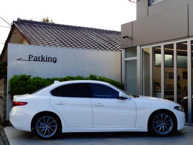 ジュリア スーパー　正規ディーラー車　弊社販売１オーナーユーザー様下取車両　前席ヒーター機能付キャメルレザーシート　純正ナビゲーション　ＴＶチューナー　バックカメラＥＴＣ　純正１８ＡＷ　パドルシフトＡＣＣ機能付（8枚目）