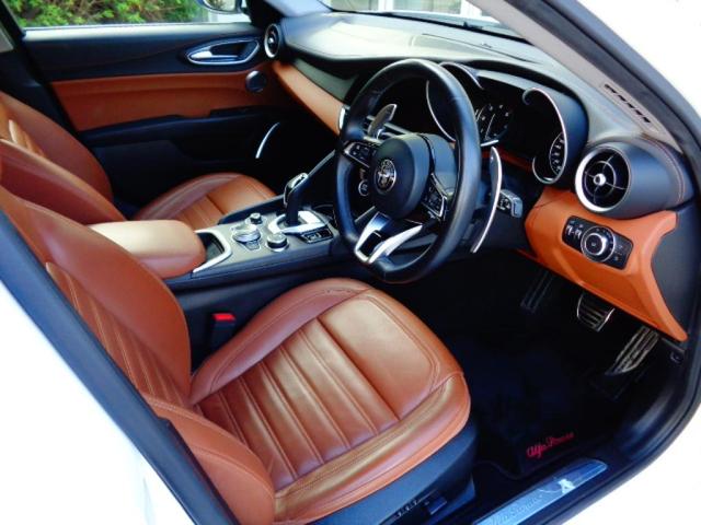 ジュリア スーパー　正規ディーラー車　弊社販売１オーナーユーザー様下取車両　前席ヒーター機能付キャメルレザーシート　純正ナビゲーション　ＴＶチューナー　バックカメラＥＴＣ　純正１８ＡＷ　パドルシフトＡＣＣ機能付（10枚目）