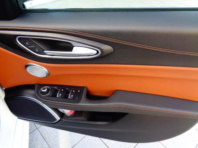 ジュリア スーパー　正規ディーラー車　弊社販売１オーナーユーザー様下取車両　前席ヒーター機能付キャメルレザーシート　純正ナビゲーション　ＴＶチューナー　バックカメラＥＴＣ　純正１８ＡＷ　パドルシフトＡＣＣ機能付（11枚目）