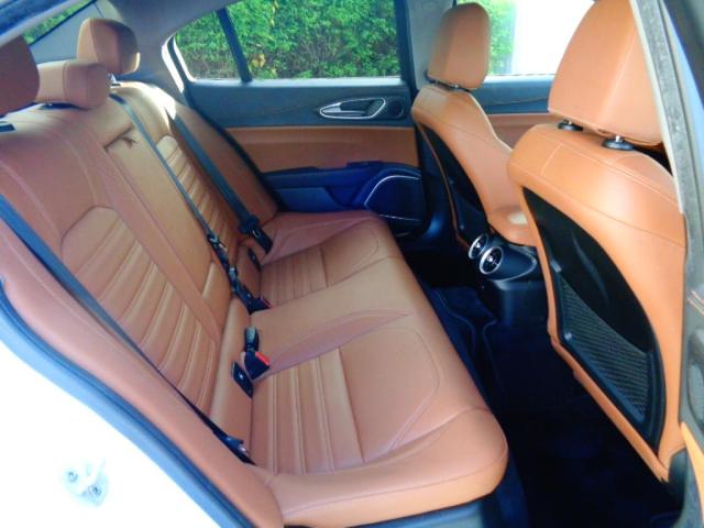 ジュリア スーパー　正規ディーラー車　弊社販売１オーナーユーザー様下取車両　前席ヒーター機能付キャメルレザーシート　純正ナビゲーション　ＴＶチューナー　バックカメラＥＴＣ　純正１８ＡＷ　パドルシフトＡＣＣ機能付（15枚目）