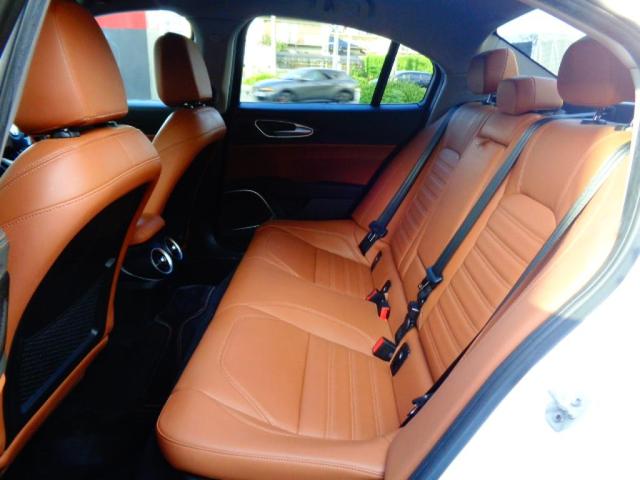 ジュリア スーパー　正規ディーラー車　弊社販売１オーナーユーザー様下取車両　前席ヒーター機能付キャメルレザーシート　純正ナビゲーション　ＴＶチューナー　バックカメラＥＴＣ　純正１８ＡＷ　パドルシフトＡＣＣ機能付（19枚目）