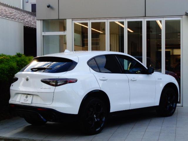 ステルヴィオ ２．０ターボ　Ｑ４ヴェローチェ　正規ディーラー車　１オーナー　純正２１インチＡＷ　前席ヒーター機能付レザーシート　純正ナビゲーション　バックカメラ　ＥＴＣ　ＬＥＤヘッドライト　液晶メーター（3枚目）