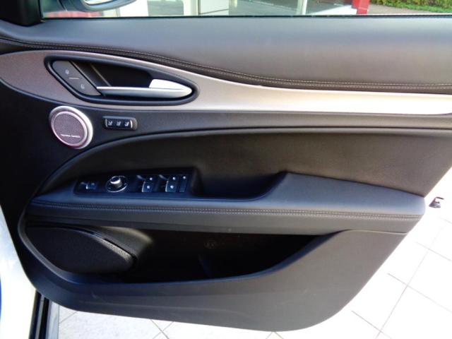 ステルヴィオ ２．０ターボ　Ｑ４ヴェローチェ　正規ディーラー車　１オーナー　純正２１インチＡＷ　前席ヒーター機能付レザーシート　純正ナビゲーション　バックカメラ　ＥＴＣ　ＬＥＤヘッドライト　液晶メーター（17枚目）