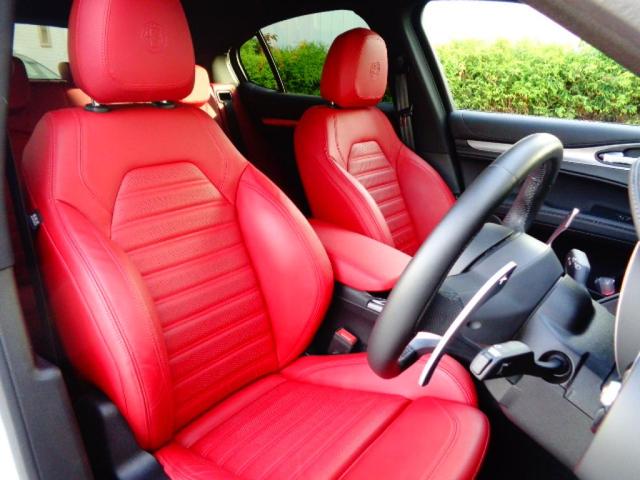 ステルヴィオ ２．０ターボ　Ｑ４ヴェローチェ　正規ディーラー車　１オーナー　純正２１インチＡＷ　前席ヒーター機能付レザーシート　純正ナビゲーション　バックカメラ　ＥＴＣ　ＬＥＤヘッドライト　液晶メーター（18枚目）