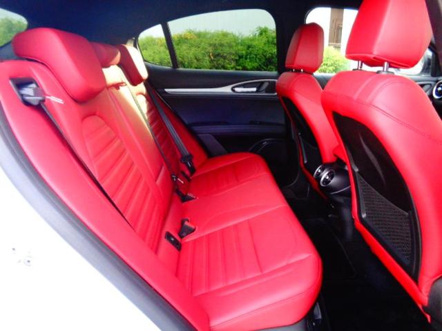 ステルヴィオ ２．０ターボ　Ｑ４ヴェローチェ　正規ディーラー車　１オーナー　純正２１インチＡＷ　前席ヒーター機能付レザーシート　純正ナビゲーション　バックカメラ　ＥＴＣ　ＬＥＤヘッドライト　液晶メーター（19枚目）