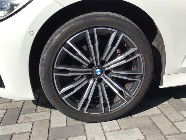 ３シリーズ ３２０ｉツーリング　Ｍスポーツ　アクティブクルーズコントロール　ヘッドアップディスプレイ　全周囲カメラ　ブラックレザー　コンフォートアクセス　電動リアゲート　アンビエントライト　ワイヤレス充電　アップルカープレイ　ＬＥＤヘッドライト（9枚目）