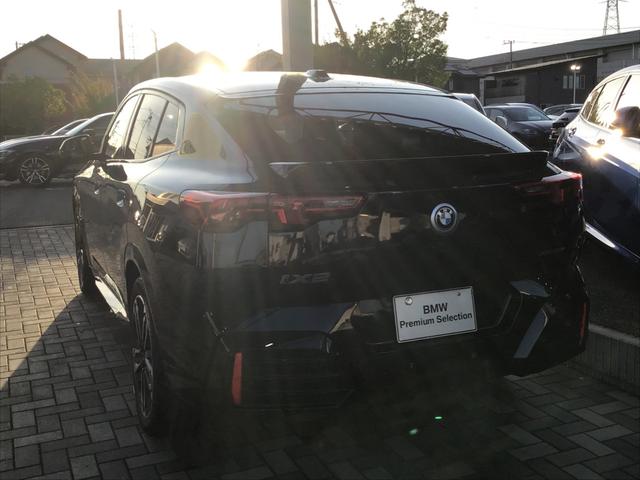 iX2 xDrive 30 Mスポーツ レンタアップ アクティブクルーズコントロール ヘッドアップディスプレイ 全周囲カメラ コンフォートアクセス ガラスルーフ 電動リアゲート アンビエントライト アップルカープレイ ワイヤレス充電 ETC(3枚目)