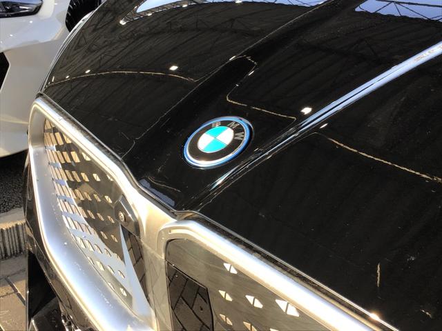 iX2 xDrive 30 Mスポーツ レンタアップ アクティブクルーズコントロール ヘッドアップディスプレイ 全周囲カメラ コンフォートアクセス ガラスルーフ 電動リアゲート アンビエントライト アップルカープレイ ワイヤレス充電 ETC(8枚目)