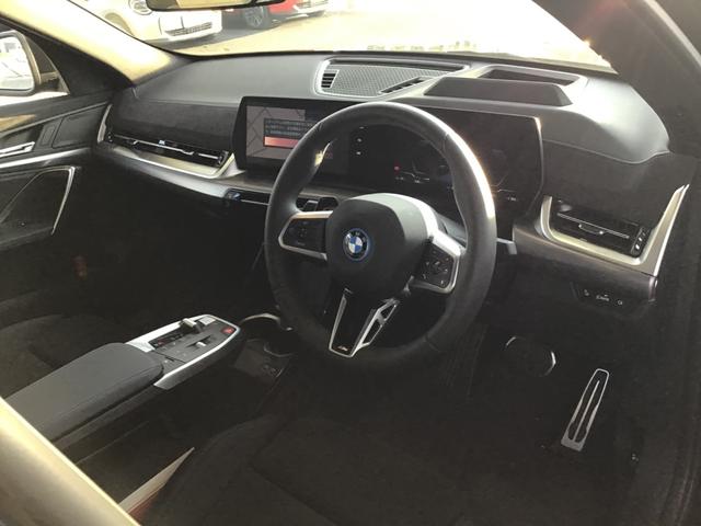 iX2 xDrive 30 Mスポーツ レンタアップ アクティブクルーズコントロール ヘッドアップディスプレイ 全周囲カメラ コンフォートアクセス ガラスルーフ 電動リアゲート アンビエントライト アップルカープレイ ワイヤレス充電 ETC(22枚目)