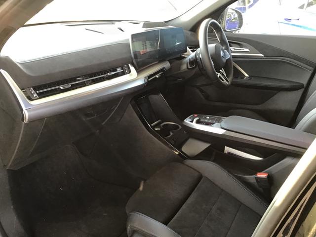 iX2 xDrive 30 Mスポーツ レンタアップ アクティブクルーズコントロール ヘッドアップディスプレイ 全周囲カメラ コンフォートアクセス ガラスルーフ 電動リアゲート アンビエントライト アップルカープレイ ワイヤレス充電 ETC(24枚目)