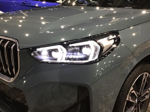 X1 xDrive 20d Mスポーツ アクティブクルーズコントロール ヘッドアップディスプレイ 全周囲カメラ 白革 コンフォートアクセス 電動リアゲート アンビエントライト ハーマンカードンスピーカー アップルカープレイ ワイヤレス充電(7枚目)