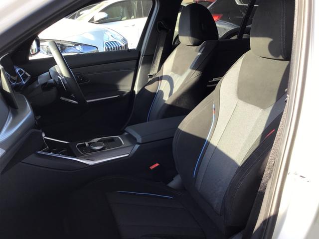 3シリーズ 318iツーリング Mスポーツ アクティブクルーズコントロール ヘッドアップディスプレイ 全周囲カメラ コンフォートアクセス アンビエントライト アップルカープレイ ワイヤレス充電 電動リアゲート 前後パークディスタンスコントロール(21枚目)