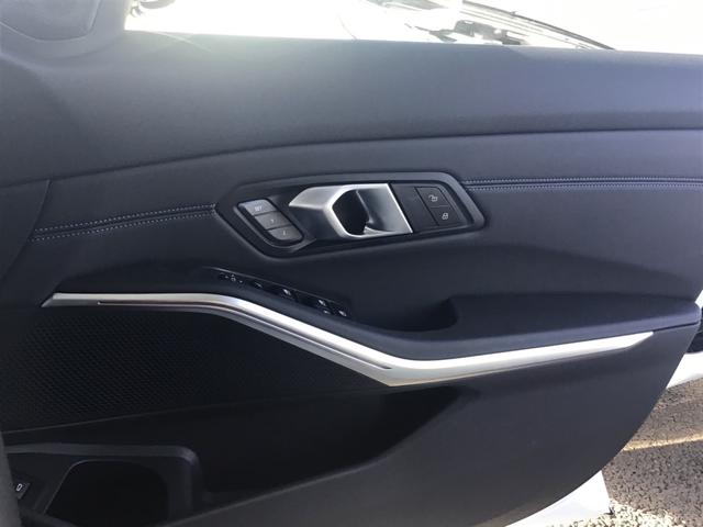 3シリーズ 318iツーリング Mスポーツ アクティブクルーズコントロール ヘッドアップディスプレイ 全周囲カメラ コンフォートアクセス アンビエントライト アップルカープレイ ワイヤレス充電 電動リアゲート 前後パークディスタンスコントロール(44枚目)