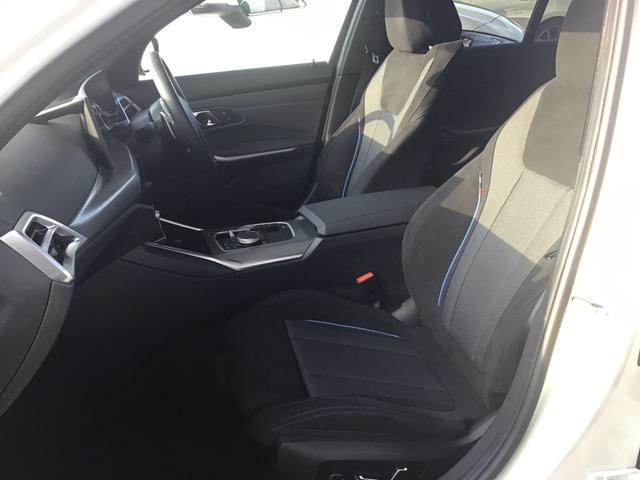 3シリーズ 320d xDriveツーリング Mスポーツ アクティブクルーズコントロール ヘッドアップディスプレイ 全周囲カメラ コンフォートアクセス 電動リアゲート アンビエントライト アップルカープレイ ワイヤレス充電 前後パークディスタンスコントロール(21枚目)