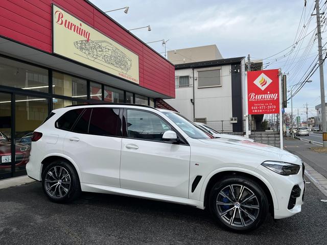 Ｘ５ ｘＤｒｉｖｅ　４０ｄ　Ｍスポーツ　７人乗り　グラスルーフ　１オーナー　４ＷＤ　ＨＤＤナビ　ＥＴＣ　バックカメラ　革シート　アルミホイール　３列シート　フルセグ　シートエアコン　全周囲カメラ　シートヒーター　ターボ　アイドリングストップ（4枚目）