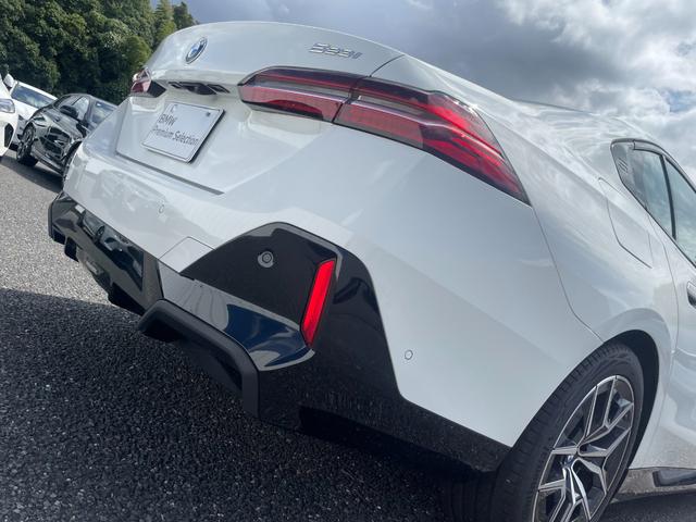 5シリーズ 523i Mスポーツ 認定中古車/元デモカー/マイルドハイブリッド/コンフォートドライビングPKG(アダプティブサスペンション/インテグレイテッドアクティブステアリング/ランバーサポート/4ゾーンオートエアコン)/TV(13枚目)