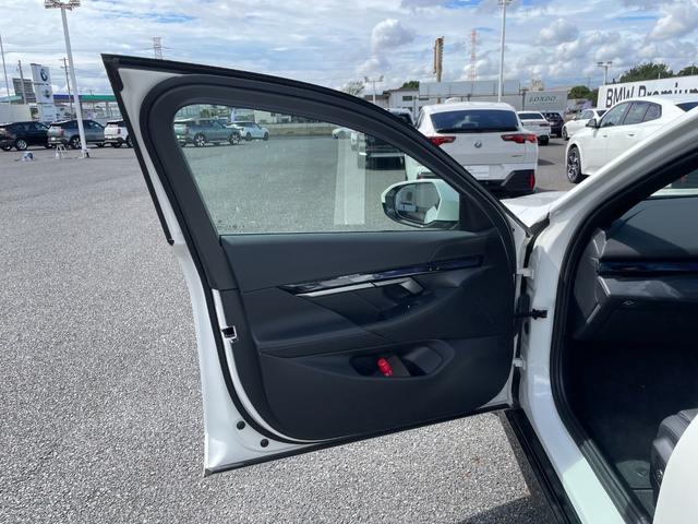 5シリーズ 523i Mスポーツ 認定中古車/元デモカー/マイルドハイブリッド/コンフォートドライビングPKG(アダプティブサスペンション/インテグレイテッドアクティブステアリング/ランバーサポート/4ゾーンオートエアコン)/TV(57枚目)