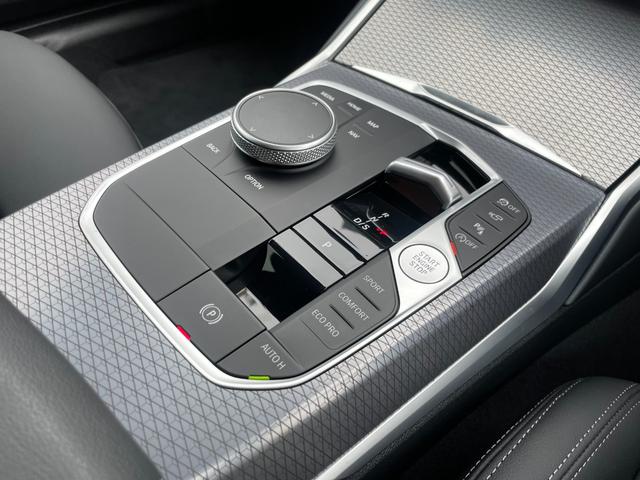 ３シリーズ ３１８ｉツーリング　Ｍスポーツ　認定中古車　ドライビングアシストプロフェッショナル　パーキングアシストプラス　ブラックレザーシート　ヒーター　プライバシーガラス　アダプティブＬＥＤライト　１８アロイーホイール　ミラー内臓ＥＴＣ（16枚目）