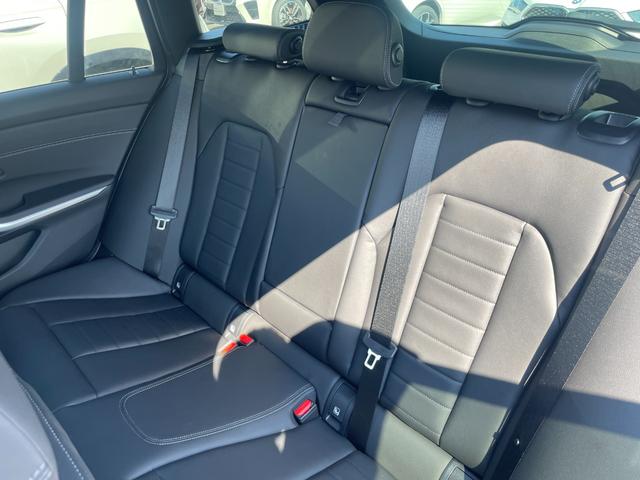 ３シリーズ ３１８ｉツーリング　Ｍスポーツ　認定中古車　ドライビングアシストプロフェッショナル　パーキングアシストプラス　ブラックレザーシート　ヒーター　プライバシーガラス　アダプティブＬＥＤライト　１８アロイーホイール　ミラー内臓ＥＴＣ（50枚目）