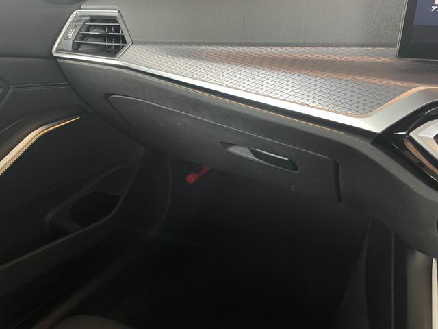 3シリーズ 320d xDriveMスポーツエディションシャドー 認定中古車 ドライビングアシストプロフェッショナル パーキングアシストプラス ブラックレザーシート ヒーター プライバシーガラス アダプティブLEDライト 19アロイーホイール ミラー内臓ETC(23枚目)