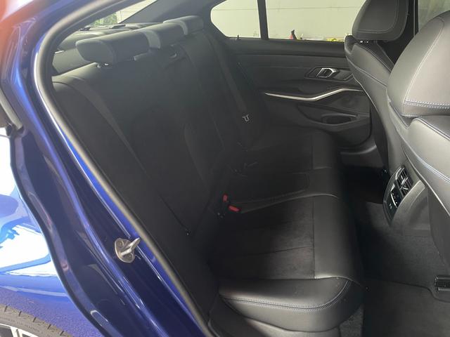 3シリーズ 320d xDriveMスポーツエディションシャドー 認定中古車 ドライビングアシストプロフェッショナル パーキングアシストプラス ブラックレザーシート ヒーター プライバシーガラス アダプティブLEDライト 19アロイーホイール ミラー内臓ETC(27枚目)