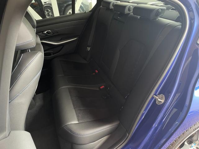 3シリーズ 320d xDriveMスポーツエディションシャドー 認定中古車 ドライビングアシストプロフェッショナル パーキングアシストプラス ブラックレザーシート ヒーター プライバシーガラス アダプティブLEDライト 19アロイーホイール ミラー内臓ETC(29枚目)