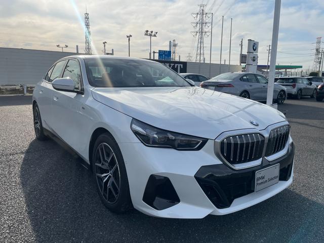 ５シリーズ ５２３ｄ　ｘＤｒｉｖｅ　Ｍスポーツ　認定中古車／元試乗車／コンフォートドライビングＰＫＧ（アダプティブサスペンション／インテグレイテッドアクティブステアリング／ランバーサポート／４ゾーンオートエアコン）／Ｄアシストプロ／Ｐアシストプロ（4枚目）